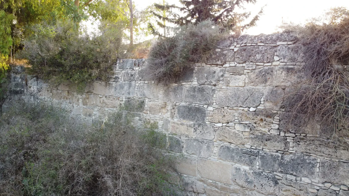 Τμήμα των σωζόμενων μεσαιωνικών καταλοίπων στη δυτική όχθη του Τρέμιθου.