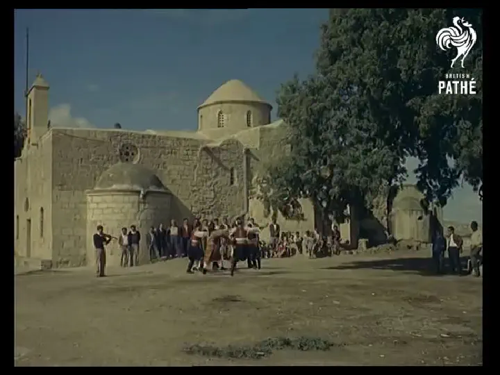 Στο προαύλιο της Αγγελόκτιστης - Πάσχα 1965