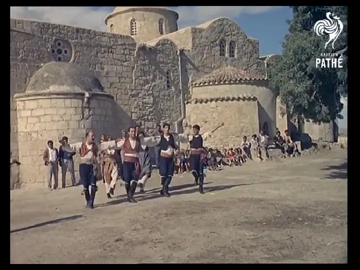 Στο προαύλιο της Αγγελόκτιστης - Πάσχα 1965