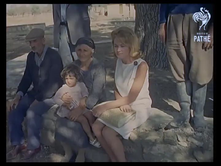 Στο προαύλιο της Αγγελόκτιστης - Πάσχα 1965
