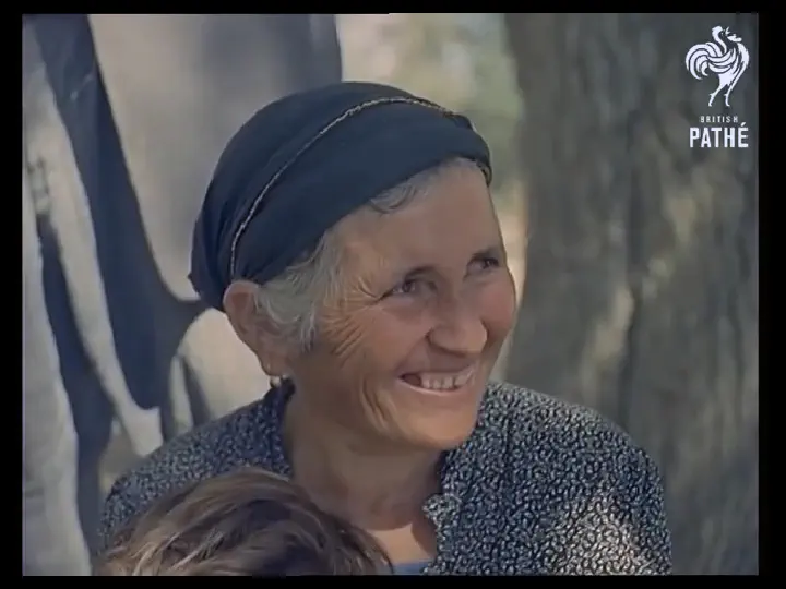 Στο προαύλιο της Αγγελόκτιστης - Πάσχα 1965